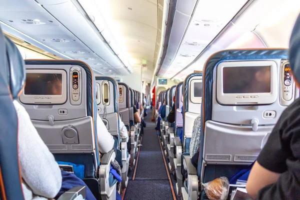 Interior do avião com passageiros em assentos durante o voo — Fotografia de Stock