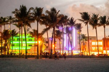 Miami Beach, Abd - 10 Eylül 2019: Ocean Drive Miami Beach gün batımında. Gün batımında palmiye ağaçları ile şehir silueti. Güney sahilinde Art deco