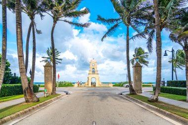 Palm Beach, Florida, ABD - 14 Eylül 2019: Florida ABD'de Worth Avenue saat kulesi
