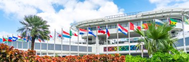Miami havaalanı binası farklı ülkelerin bayrakları ile