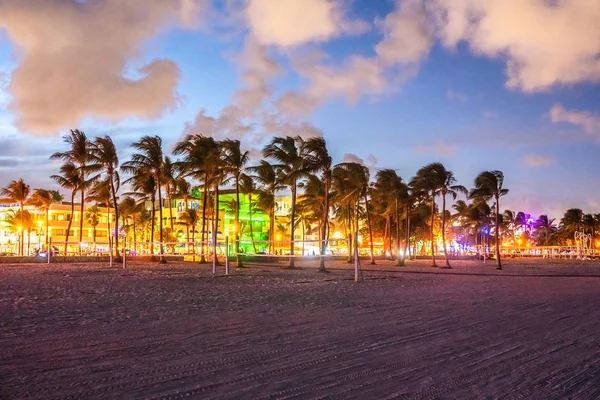 Gün batımında Ocean Drive Miami Plajı. Gün batımında palmiye ağaçları ile şehir silueti. Güney sahilinde Art deco — Stok fotoğraf