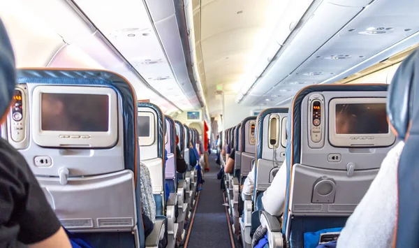 Interior del avión con pasajeros en asientos esperando para despegar — Foto de Stock