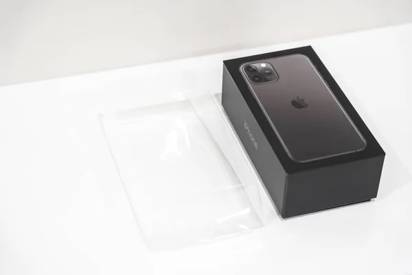 Moskova, Rusya - 24 Eylül 2019: Yeni Apple iphone 11 pro Beyaz Arka Plan üzerinde kutu içinde mühürlü — Stok fotoğraf