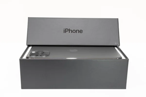 Moskova, Rusya - 24 Eylül 2019: Apple iphone 11 pro'nun beyaz arka plandaki kara kutusu — Stok fotoğraf