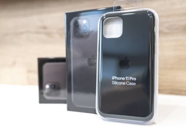 Moskova, Rusya - 24 Eylül 2019: Apple Iphone 11 pro için silikon siyah kılıf