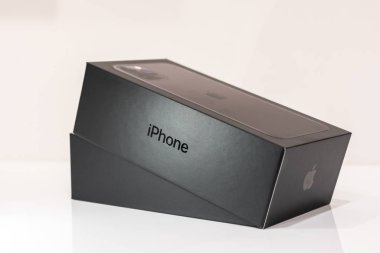 Moskova, Rusya - 24 Eylül 2019: Apple iphone 11 pro'nun kara kutusunu kapatın, beyaz arka planda kutuyu açtı