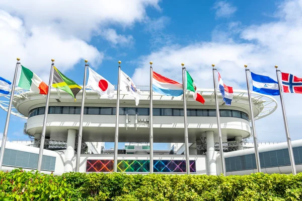 Miami, Verenigde Staten-21 september 2019-Miami International Airport met vlaggen van verschillende landen — Stockfoto