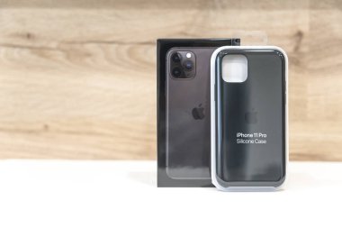Moskova, Rusya - 24 Eylül 2019: Apple Iphone 11 pro için silikon siyah kılıf