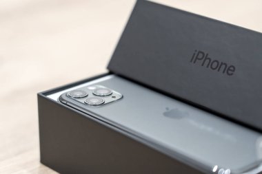 Moskova, Rusya - 24 Eylül 2019: Apple iphone 11 pro ahşap arka plan üzerine bir kutuda