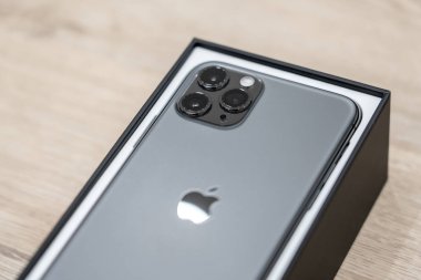 Moskova, Rusya - 24 Eylül 2019: Apple iphone 11 pro ahşap arka plan üzerine bir kutuda