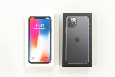 Moskova, Rusya - 24 Eylül 2019: Apple iphone 11 pro ve iphone X 10 akıllı telefon beyaz arka plandaki kutularda