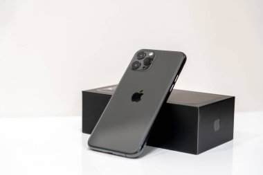 Moskova, Rusya - 24 Eylül 2019: Beyaz arka planda Apple iphone 11 pro