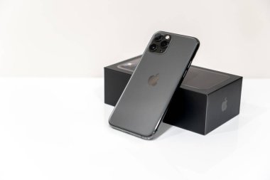 Moskova, Rusya - 24 Eylül 2019: Beyaz arka planda Apple iphone 11 pro
