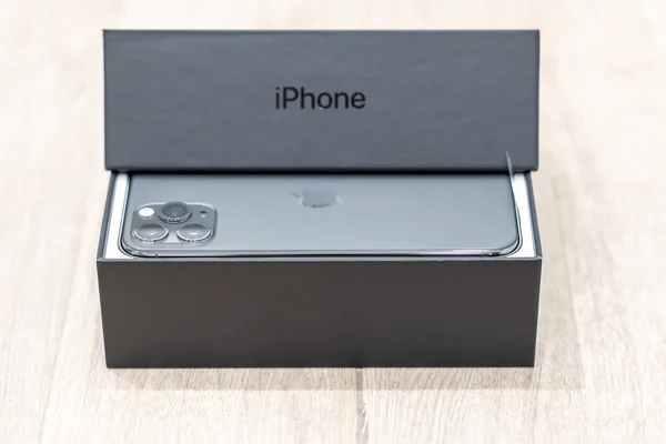Moskova, Rusya - 24 Eylül 2019: Apple iphone 11 pro ahşap arka plan üzerine bir kutuda — Stok fotoğraf