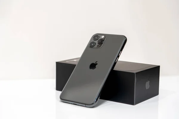 Moskova, Rusya - 24 Eylül 2019: Beyaz arka planda Apple iphone 11 pro — Stok fotoğraf