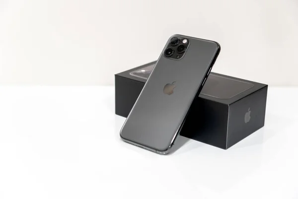 Moskova, Rusya - 24 Eylül 2019: Beyaz arka planda Apple iphone 11 pro — Stok fotoğraf