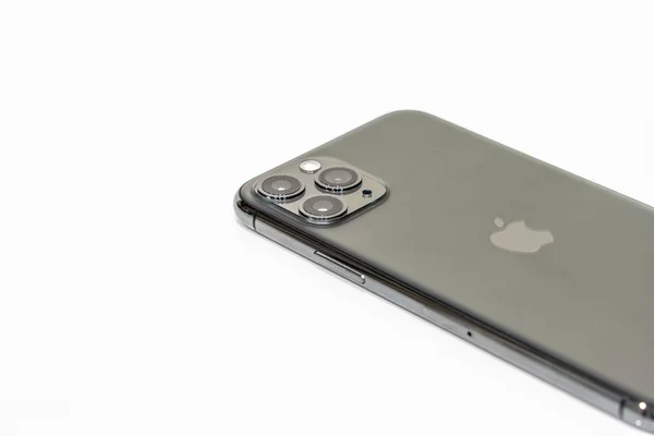 Moskova, Rusya - 24 Eylül 2019: Beyaz arka planda Apple iphone 11 pro — Stok fotoğraf