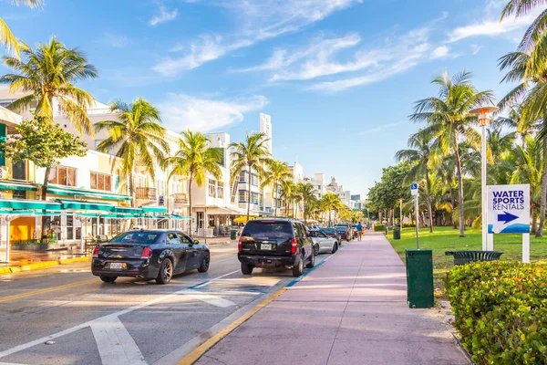Майами, США - 09 сентября 2019 года: вид на знаменитую улицу Ocean Drive утром в Майами Саут Бич во Флориде — стоковое фото