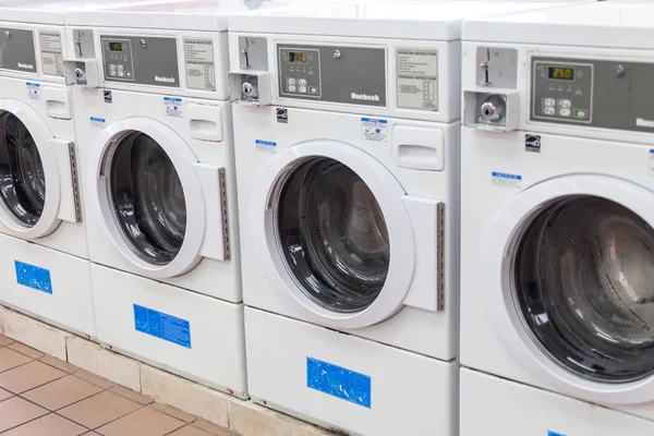 Miami, USA-září 09, 2019: pracovní pračky ve veřejné prádelně, prádelní servis — Stock fotografie
