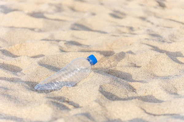 Plastic bottle on the beach left by tourist — Stock Photo, Image