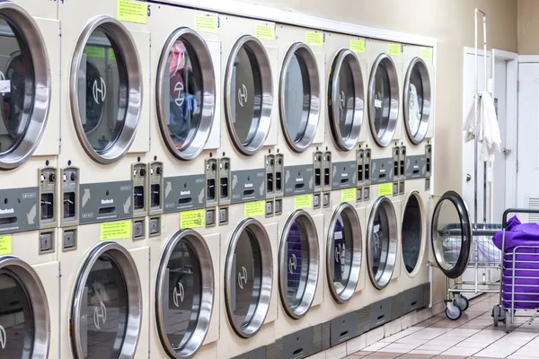 Miami, Amerikai Egyesült Államok-szeptember 09, 2019: Ipari mosógépek a nyilvános mosoda, érmés mosoda — Stock Fotó