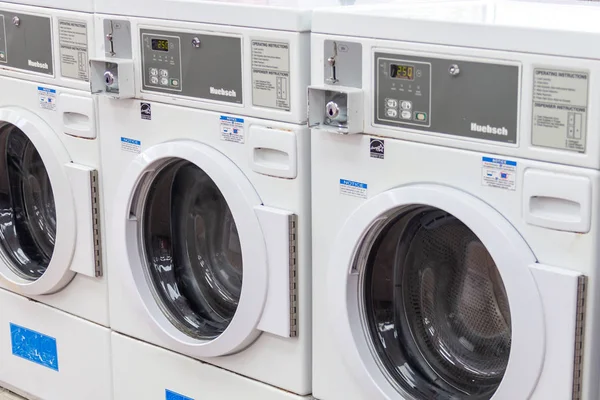 Miami, Amerikai Egyesült Államok-szeptember 09, 2019: Ipari mosógépek a nyilvános mosoda, érmés mosoda — Stock Fotó