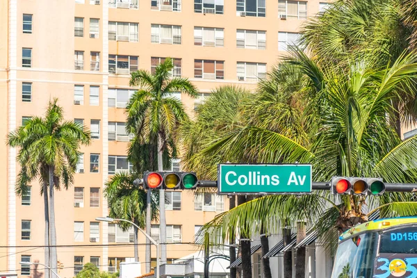 Улица знаменитой Коллинз-авеню, Майами, Флорида, США — стоковое фото