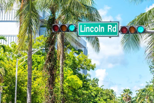 Знак Lincoln Road в Майами-Бич, знаменитая центральная торговая улица в районе арт-деко — стоковое фото