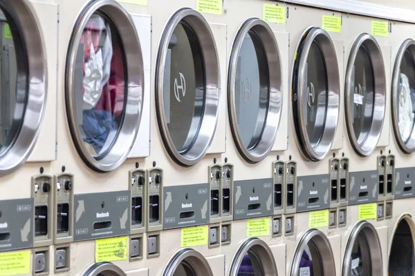 Маямі, США-09 вересня, 2019: промислові пральні машини в громадському пральні, Coin послуги пральні — стокове фото