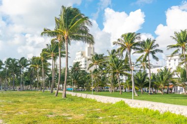 Okyanus geçmişiyle Miami Florida 'daki sahile giden yol.
