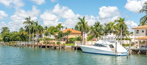 Miami, Estados Unidos - 11 de septiembre de 2019: Lujosa mansión en Miami Beach, Florida, Estados Unidos — Foto de Stock