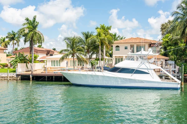 Miami, usa - 11. september 2019: luxuriöse villa in miami beach, florida, usa — Stockfoto