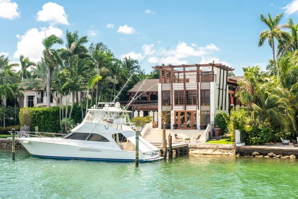 Miami, Estados Unidos - 11 de septiembre de 2019: Lujosa mansión en Miami Beach, Florida, Estados Unidos — Foto de Stock