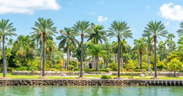Lujosa mansión en Miami Beach, Florida, EE.UU. — Foto de Stock
