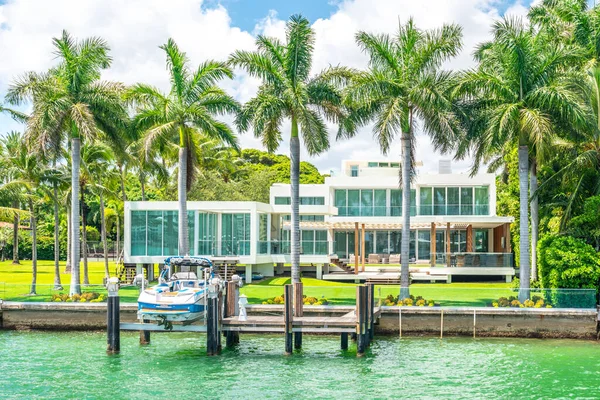 Lujosa mansión en Miami Beach, Florida, EE.UU. — Foto de Stock