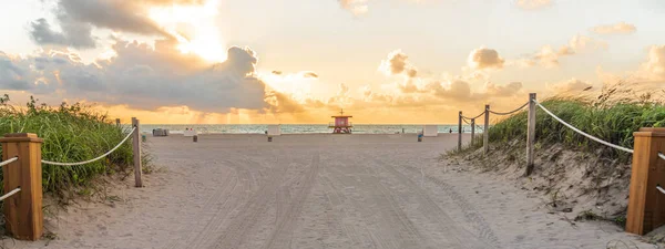 Güneşin doğuşunda okyanus geçmişiyle Miami Beach Florida sahiline giden yol. — Stok fotoğraf