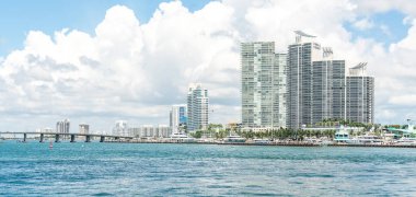 Miami, Usa - 11 Eylül 2019 Miami gökdelenleri ve deniz üzerindeki köprüsü
