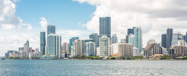 Gündüz biscayne Körfezi ile Miami şehir manzarası