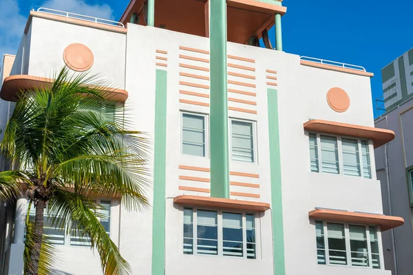 Здание Art Deco в районе Art Deco в Саут-Бич, Майами — стоковое фото