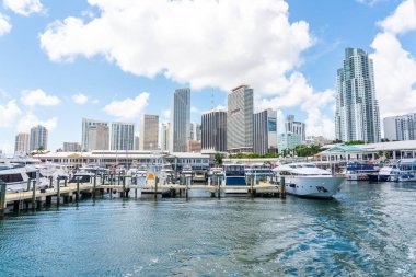 Miami, Usa - 11 Eylül 2019: Miami Bayside 'daki liman manzarası modern binalar ve arka planda gökyüzü