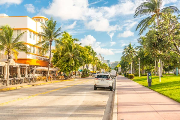 Miami, Usa - 10 september 2019: Ocean Drive street på morgonen i Miami South Beach i Florida — Stockfoto