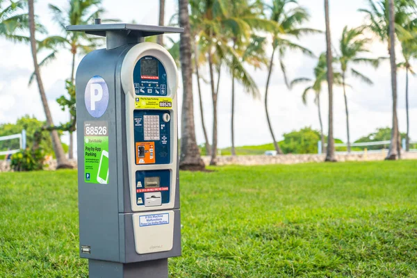 Miami, Estados Unidos - Septiembre 10.09.2019: Estación de pago de estacionamiento de autoservicio con energía solar — Foto de Stock