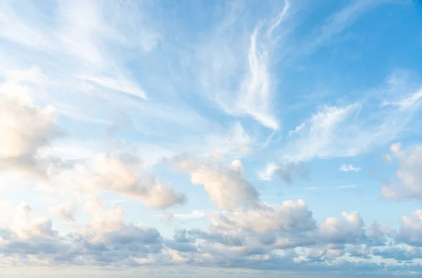 Голубое закатное небо с красивыми белыми облаками — стоковое фото