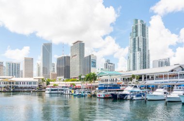 Miami, Usa - 11 Eylül 2019: Miami Bayside 'daki liman manzarası modern binalar ve arka planda gökyüzü