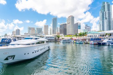 Miami, Usa - 11 Eylül 2019: Miami Bayside 'daki liman manzarası modern binalar ve arka planda gökyüzü