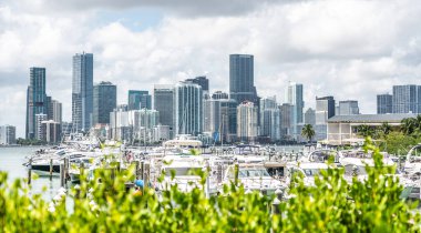 Miami, Usa - 11 Eylül 2019: Miami Şehir Merkezi gündüz Biscayne Körfezi ve yatlarıyla gökyüzü