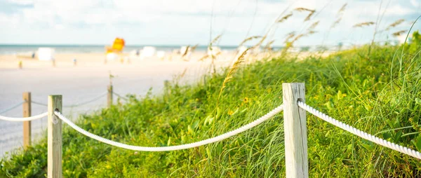 Pathway naar het strand in Miami Florida met oceaan achtergrond — Stockfoto