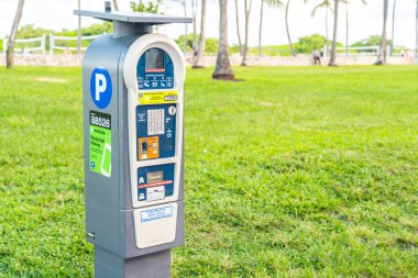 Miami, Usa - Eylül 10.09.2019: Güneş enerjili otopark ödeme istasyonu