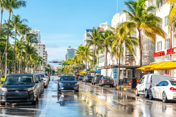 Miami, USA - 9. september 2019: Ocean Drive street etter regn om morgenen på Miami South Beach i Florida – stockfoto