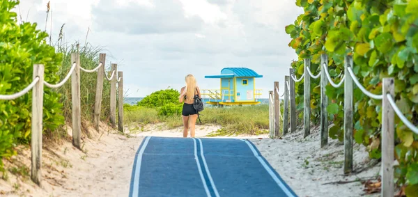 Chica caminando a la playa en sendero. South Beach en Miami, Florida, EE.UU. —  Fotos de Stock